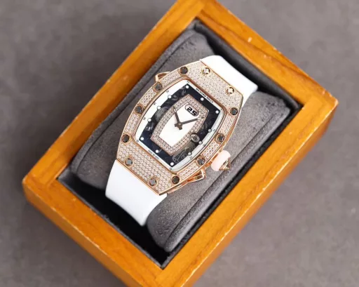 Richard Miller's new (RM037) women's watch series is a new product endorsed by Australian actress Margot Robbie. This watch is made of stainless steel case, equipped with imported original movement, Royal Oak strap and original folding buckle. This watch can successfully reflect the temperament and taste of women.