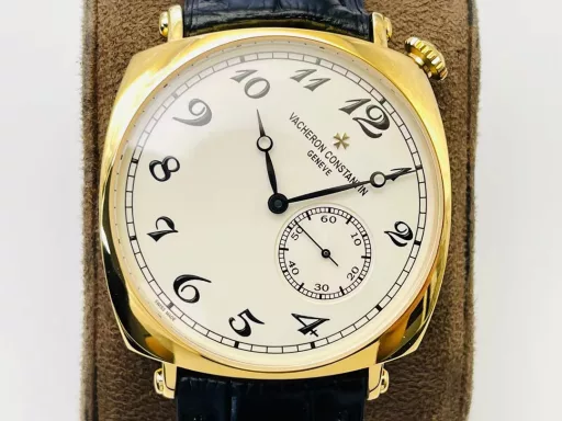 MKF Factory Vacheron Constantin Historical Masterpiece Series American 1921 Watch Series!1⃣️Equipped with a customized version of Danton 2824 two-and-a-half-hand movement, it has strong stability!2⃣️The 40MM diameter, unique commemorative pillow-shaped case is based on the early cushion-shaped case design, integrating the current noble materials, craftsmanship and aesthetic concepts to reshape the classics!3⃣️The crown is offset from the center and located in the upper right corner of the case, making it more comfortable to wear. At the same time, this design also comes from the early cushion-shaped watch!4⃣️The dial scale is arranged diagonally with the case as a reference, which is very distinctive; the polished pink gold Maltese cross at 12 o'clock on the dial makes the dial more prominent!5⃣️Black oxidized hour and minute hands, bar-shaped black oxidized small second hand, elegant and unique!6⃣️The back of the watch is made of a transparent sapphire crystal case back, which is locked with screws, so that the exquisite polishing of Vacheron Constantin's top movement can be seen at a glance.7⃣️The watch is paired with a hand-stitched square calfskin strap with a polished half Maltese cross design pin buckle!MKF Factory's masterpiece is welcome to appreciate it!