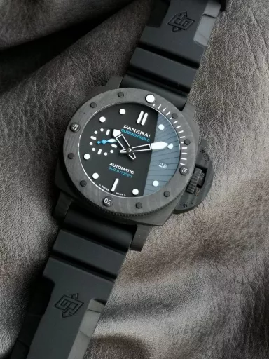 VS Limited Edition Recommendation (New): Panerai Submersible Series PAM02231 watch, carbon fiber watch with black natural rubber strap, Carbotech™ counterclockwise rotating bezel with scale, sapphire crystal glass with luminous hour markers and dots. Date is 3 O'Clock, small seconds is 9 O'Clock, equipped with P.900 automatic mechanical movement, size: 42 mm.