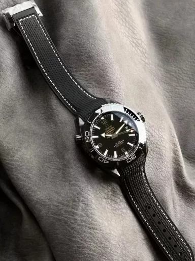 VS Limited Edition: Omega Seamaster 215.92.46.22.01.001 (“Deep Black”), ceramic case, ceramic, unidirectional rotating bezel, black dial with luminescent hour markers and hands, automatic 8906, 45.5 mm.