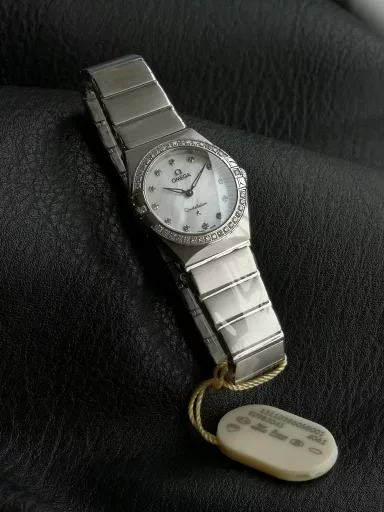 AS Omega fifth generation Constellation series 28mm Swiss quartz watch.The whole watch has been finely polished. The fit between the case and the claws, the Roman scale on the bezel and the restoration of the observatory on the bottom cover are comparable to the original.The dial uses mother-of-pearl material and unique etching technology to create the dial texture pattern, and the new Taiwan stone holder makes the lettering more delicate.The chamfers on both sides of the case and bracelet are hand-polished and polished by watchmakers to make the watch more refined! The style is gentle and moving, and the workmanship is exquisite. The most beautiful constellation, the first choice for ladies!