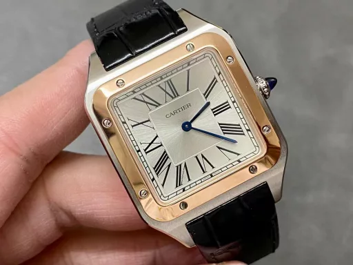 F1 The only one in the market with the same version of the head grain, perfectly restored Cartier's classic work, Cartier Santos. Dumont series, with smooth contours, simple and elegant, is very in line with the trend of contemporary gentlemen. Large watch diameter 46.633.9mm, medium watch diameter: 43.531.4mm, small watch diameter: 38*27.5mm; Swiss quartz movement Compared with round watches, square watches are particularly unique due to their angular design. When it comes to classic square watches, Cartier's Santos is naturally on the list. Santos watches are not only a model of square watches, but also considered to be 