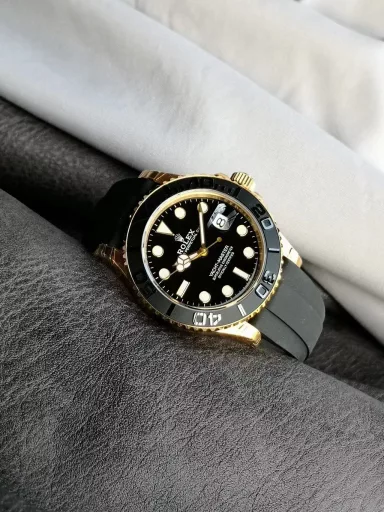 VS Limited Edition Recommendation, Rolex Yacht-Master Series M226658-0001 watch, gold case with natural rubber strap, gold, bidirectional rotating outer ring, one-piece matte black ceramic Cerachrom 60-minute scale bezel; polished, three-dimensional scale and numbers, the first 15 minutes of the bezel are marked with minute scales, black lacquer, gold hour markers, easy-to-read Chromalight luminous (long-lasting blue light), gold hands, easy-to-read Chromalight luminous (long-lasting blue light), equipped with 3235 automatic machinery, 42 mm.