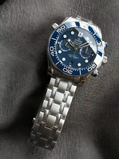 OM: Omega Seamaster 210.30.44.51.03.001 watch, stainless steel case and bracelet, stainless steel, white enamel diving scale polished blue ceramic bezel, blue ceramic, decorated with laser engraved ripple pattern, small dial pointer rhodium-plated, all other pointers and hour markers are covered with white Super-LumiNova luminous coating, equipped with 9900 automatic mechanical movement, size: 44 mm.