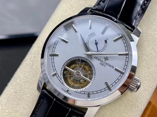 TUR Vacheron Constantin Patrimony Heritage Series Traditionnelle Kinetic Tourbillon Re-release watch, numbered: 89000/000R-9655. After three years of research and development, TUR has reproduced the wheel system layout and the original tourbillon components, and the double support points have reached four-point support (original patent), making the domestic watch industry achieve a qualitative leap. One minute carrousel, 6 vibrations per second, the same frequency as the original. The watch is equipped with the classic bezel, scale and hour markers of the Heritage series; the silver milky white dial is matched with 5N pink gold sword hands, which is full of traditional charm. Equipped with the new Cal.2260 mechanical movement, the case has a diameter of 42 mm and a thickness of 12.2 mm, and is inlaid with a transparent sapphire crystal case back, with 30 meters of water resistance. TUR has restored more than 95% of the functions and appearance based on the original size. The small second hand on the tourbillon and the tourbillon frame is displayed at 6:00 on the dial, which represents that TUR has once again broken through the original technology and function blockade, and has perfectly combined the design aesthetics and innovative materials on the mechanical device, reaching the same level as the original.Welcome all watch friends to appreciate it