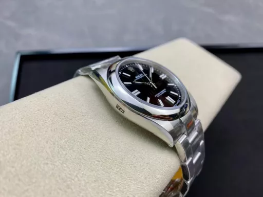EW Rolex Oyster Constant Motion 41 series1⃣️ with the new Rolex 3230 movement;2⃣️ same thickness as original 12mm: diameter 41mm;3⃣️ grinding nail; Top Swiss ice blue luminous, consistent with the original Rolex luminous;4⃣️ Super 904 steel; Sapphire glass;5⃣️ top workmanship, each strap and ear perfectly fit, giving the highest comfort of the wrist;Every extreme detail is EW factory ingenuity development sincerity!!
