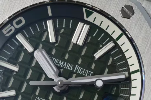 IPF creates classics - the king of diving, Audemars Piguet 15710! 3120 integrated movement, creating the strongest replica inside and outsideThe case is polished multiple times, just to match the angular data, and the material feels consistent;The strongest movement plate is polished, and the color is automatically supported by 18K rose gold with special color adjustment;The most user-friendly loose head grain buffer area ensures that it matches the original design;The most three-dimensional and neat disk 