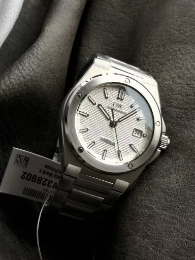 Seven-star recommendation: Ingenieur engineer watchIWC launched a new generation of Ingenieur engineer watch at Watches & Wonders Geneva in 2023, designed by Gérald Genta, returning to the classic Ref. 1832 designed by Gérald Genta in the 1970s.The 40mm case combines vertical brushing, circular brushing and mirror polishing, and the carefully reconstructed lines present a softer and smoother outline. The thickness is 10.7mm.The bezel is tightly fixed by 5 screws, and the lug details and H-shaped bracelet adopt a new design that is more ergonomic and can fit the wrist more comfortably.The most special thing about the new work is that the dial reproduces the 