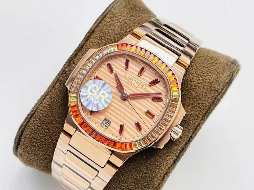 GR Patek Philippe Nautilus women's watch launches a new jewelry style watch!Free travel-friendly custom watch box!1⃣️ The octagonal bezel is inlaid with 68 rectangular spessartine garnets in a double row, showing a double gradient effect from cognac (12 o'clock and 6 o'clock) to champagne (9 o'clock and 3 o'clock). The dial is inlaid with pointed cognac spessartine hour markers. Between the light and shadow, this rare masterpiece shows modern charm.2⃣️ The dial is decorated with the unique wave pattern of the Nautilus women's watch to ensure clarity and legibility, reflecting Patek Philippe's pursuit of readability, even for jewelry watches.3⃣️ The watch is customized 9015 to 324SC automatic winding mechanical movement. The movement window date display. Large center second hand.4⃣️ The dial is rose gold-plated dial, 