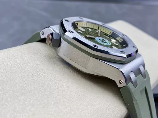 APS Audemars Piguet 15720st is equipped with a new customized integrated cal.4308 movement (not various Japanese machine modified boards), the overall watch size is 42x141.2mm, aps spared no expense to develop an all-in-one machine, and made the original mold to further enhance the replica. Movement: The movement uses a customized all-in-one cal.4308 movement, which is not an ordinary version of the splint machine on the market. All gears of the calendar instant jump function are real and movable, not decorative. The movement uses CNC engraving to make it clearer and more three-dimensional. Case: dps original mold, disassembled the original data of the genuine product, 3D stereo modeling, so that its size ratio is exactly the same as the original, all accessories are interchangeable with the original, and the straight brushed process of the case and the angular case are perfectly integrated. Strap: After 2 years of trial and error, the craftsmanship and quality are continuously improved, and finally the original effect is achieved. Whether in terms of color, material, and craftsmanship, it can be comparable to the counter strap and can be interchanged with the original. Head grain: The one-button quick-release button synchronized with the original makes the strap easy to remove with one button. The buckle also adopts a one-button quick-release design, which can be used with the original. aps carefully creates the highest quality on the entire network!