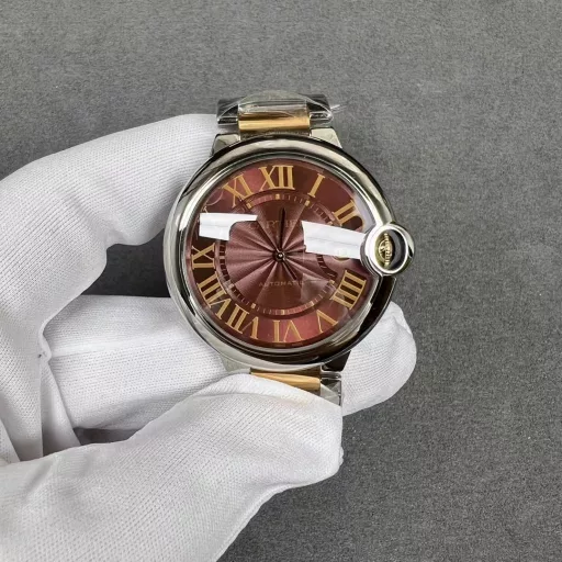 3K Cartier Blue Balloon 🇫🇷 CARTIER BallonBleuOriginal mold, top-level replica, counter synchronized three-code anti-counterfeitingType: Top luxury men's automatic mechanical watchMirror: fish-eye imported sapphire crystalHand: hours, minutes, secondsSurface: guilloche silver-white fontCase: 316 stainless steel with double-circle diamondsStrap: 316 stainless steelSize: 42.1mm×13mmMovement: fully automatic mechanical 2824(All counter styles are complete_Details can be comparable to the original)