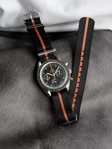 OM recommends: Omega Speedmaster 311.12.42.30.01.001 watch, stainless steel case, black anodized aluminum dial with orange elements, including the origin on the minute circle, the first 3 minutes of the small dial at 3 o'clock, and the famous 