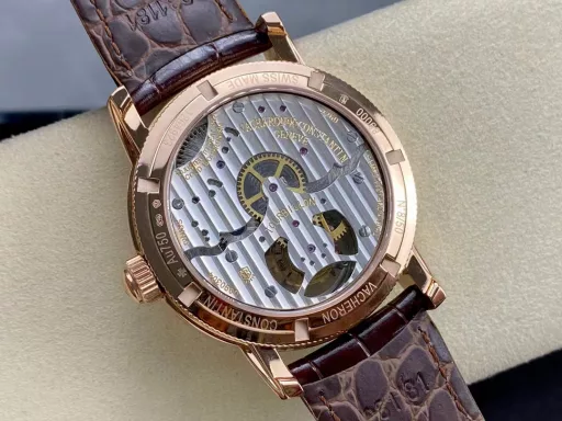 TUR Vacheron Constantin Patrimony Heritage Series Traditionnelle Kinetic Tourbillon Re-release watch, numbered: 89000/000R-9655. After three years of research and development, TUR has reproduced the wheel system layout and the original tourbillon components, and the double support points have reached four-point support (original patent), making the domestic watch industry achieve a qualitative leap. One minute carrousel, 6 vibrations per second, the same frequency as the original. The watch is equipped with the classic bezel, scale and hour markers of the Heritage series; the silver milky white dial is matched with 5N pink gold sword hands, which is full of traditional charm. Equipped with the new Cal.2260 mechanical movement, the case has a diameter of 42 mm and a thickness of 12.2 mm, and is inlaid with a transparent sapphire crystal case back, with 30 meters of water resistance. TUR has restored more than 95% of the functions and appearance based on the original size. The small second hand on the tourbillon and the tourbillon frame is displayed at 6:00 on the dial, which represents that TUR has once again broken through the original technology and function blockade, and has perfectly combined the design aesthetics and innovative materials on the mechanical device, reaching the same level as the original.Welcome all watch friends to appreciate it