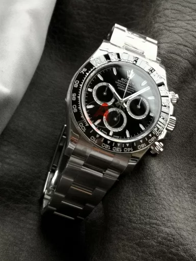 VS Limited Edition Hot Recommendation: Rolex Cosmograph Daytona Series M126500LN-0002 Watch, Oystersteel, Oystersteel, polished middle links; frosted outer links, polished edges. Oyster, three-grid solid links, folding clasp; Oyster insurance discount with 5mm easy-adjust link extension system, one-piece black Cerachrom ceramic bezel continuous casting tachymeter, screw-in, triple buckle lock triple waterproof system. Black lacquer, 18K white gold hour markers, easy-to-read Chromalight luminous (long-lasting blue light); 18K white gold hands, black lacquer marking hour and minute hands, easy-to-read Chromalight luminous (long-lasting blue light), except for the central second hand and chronograph hands. Equipped with CAL.4131 automatic mechanical chronograph, size: 40 mm.
