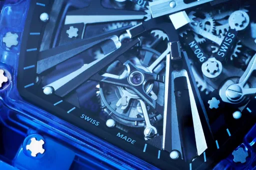 RM Factory reproduces the extraordinary sports quality of Richard MillerAchieving the integration of material innovation and watch architecture, launching a generation of legendary RM12-01 Tourbillon Sapphire Transparent Edition[Case] ​​A fully transparent case is created by combining sapphire crystal to form a technically coherent and visually inseparable whole.The integrated base plate and case are integrated into one, inspired by the chassis of a racing car, which enhances rigidity and impact resistance.[Dial] The lines are inspired by the structural form of architectural design, and the tubular inclined configuration provides optimal rigidity and torsional rigidity, with excellent resistance to thermal changes and corrosive elements. The base plate supports a grade 5 titanium bridge, which is highly original in terms of three-dimensional structure. This outstanding architectural style can withstand accelerations of more than 5,000 Gs.[Movement] The Swiss standard custom-made tourbillon movement proudly displays the ultimate hand-made refinement of the movement through the sapphire crystal. The playful combination of polished pivots, satin polishing, circular surface treatment and high polishing presents a stunning visual effect. RM has broken through the technical barriers and achieved this masterpiece with a transparent movement, bringing a bright and moving appearance to the RM12-01.