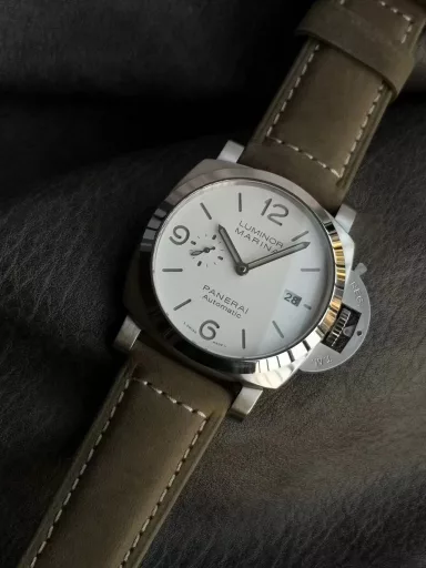 VS Limited Edition Recommendation: Panerai Lumino Series PAM01314 Watch, stainless steel case with Scamosciato-type light brown calfskin strap, white dial with Arabic numerals and luminous dot hour markers. Date display at 3 o'clock, small seconds at 9 o'clock. Equipped with Cal.P.9010 automatic mechanical movement, 44 mm.