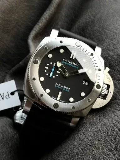 VS limited edition recommendation: Panerai Submersible series PAM01229 watch, stainless steel case with black rubber strap, frosted stainless steel unidirectional rotating bezel with scale markings, black dial, luminous numbers and hour markers, equipped with P.900 automatic mechanical movement, size: 44 mm.