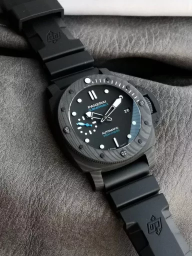 VS Limited Edition Recommendation (New): Panerai Submersible Series PAM02231 watch, carbon fiber watch with black natural rubber strap, Carbotech™ counterclockwise rotating bezel with scale, sapphire crystal glass with luminous hour markers and dots. Date is 3 O'Clock, small seconds is 9 O'Clock, equipped with P.900 automatic mechanical movement, size: 42 mm.