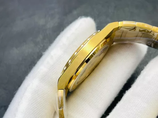 V9 Factory2024 Highly Recommended The highest version on the market The latest style is retro and fashionable】Favoured by many celebrities - Vacheron Constantin has re-launched the iconic luxury sports watch in the historical masterpiece series to commemorate the 222nd anniversary of the brand.1⃣️Case: size 37MM, thickness 8MM!2⃣️The barrel shape adopts a three-part structure so that the overall structure does not appear small. The grooved large gear bezel and the Maltese cross logo at 5 o'clock show its noble atmosphere!3⃣️Dial: Gold. Rose gold. Brushed silver and brushed gray with metal brushed bar hour markers and bar hands with luminous coating, retaining the most classic two-hand!4⃣️Movement: 9015 modified Vacheron Constantin's self-produced 2455/2 movement. All parts from the splint to the steel wheel are finely decorated, and the automatic oscillator is plated with 22k gold and engraved with the font 2225⃣️Strap: The integrated hexagonal central link makes the whole watch more angular, while retaining the timeless and elegant beautyV9 Factory's masterpiece is welcome to appreciate it