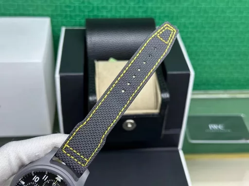 TW fully upgrades IWC's latest ceramic watchIWC pilot chronograph watch is coming, with more delicate details and coordinationIngenuity, meticulously crafted V2 board[Case] ​​The watch size is 44.5mmX15.7mm. The case is made of high-tech ceramics, consistent with the original! And it is frosted and matte! The structure follows the original version - the bezel and the middle case are formed in one piece. Anti-wear, scratch, corrosion resistant[Movement] It uses the powerful and stable Dandong 7750 movement. Hours, minutes, seconds, dual-period display and chronograph function