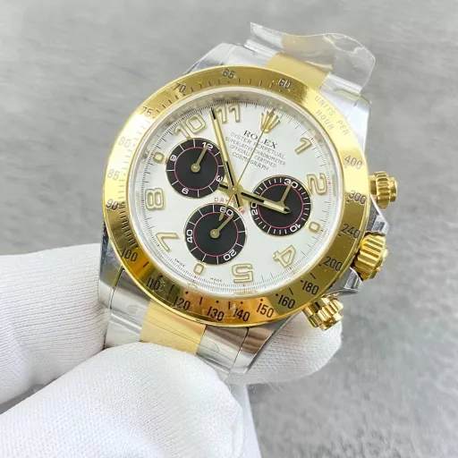 Rolex Daytona 116523 The most beautiful gold panda Daytona, equipped with Dandong 4130 movement, sapphire glass mirror, enamel black dial with 0 color difference, all digital scales are processed by CNC. The strap part also uses 3-section splicing parts, and all parts are electroplated.The font thickness of the bezel part, and most importantly, the black oil filling is the same as the original, with a matte texture. C factory