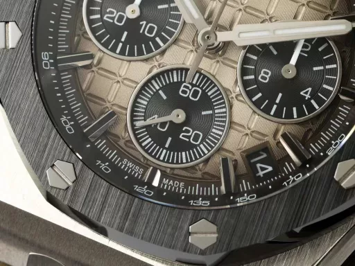 APP Audemars Piguet Royal Oak Offshore 26420 New Upgraded VersionThe newly molded 43 mm case (market version 44 mm, which is the case of the old 26400) adopts a new design, a more ergonomic case, and more refined case details. It has larger polished chamfers. The 43 mm wide case has been carefully modified to accommodate the new movement with a slightly larger diameter. The case contains a set of newly designed chronograph buttons.The dial has been upgraded, the dial texture is CNC slow-washed (non-hydraulic), the finished product has clear texture, and the iconic square is now connected to each other by a cross.The calendar has been upgraded. After the modification of the movement, the original large calendar has been realized. The date window has been pushed to the edge of the dial, and the hands have been slightly modified.The new interchangeable strap function, equipped with a quick release system, can easily change the wearing style. The rubber strap color is black, and there is also a leather strap available.In addition to the titanium version, the Royal Oak Offshore Chronograph 43 mm features a black ceramic bezel, creating a sharp contrast in material and color. The crown and pushers are also made of ceramic.