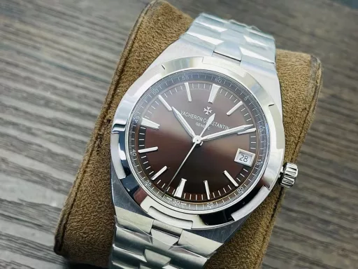 ppf Vacheron Constantin 4500 Overseas Series WatchIt is one of the top three steel kings along with Nautilus and Royal Oak! ! ![Case] ​​41mm stainless steel case, 11mm thick. Equipped with anti-magnetic soft iron device and screw-in crown, it can protect the watch from magnetic interference and ensure the accuracy of travel time. The polished stainless steel case has smooth lines and beautiful shape, which can be perfectly connected with the bracelet/strap, adding points to the watch's ornamental value.[Dial] The simple sunburst satin brushed crystal dial has a velvety smooth edge. Through the dial, you can see the reflection of the pointer on the dial, just like a clear lake, which is very beautiful. The 18K gold hour markers, hour hand and minute hand are all coated with white luminous coating, so that myopic people can read the time in a dark environment, ensuring the best readability.[Movement] The back-through process is adopted, and the operation of the movement can be directly observed. Equipped with the self-developed and manufactured 5100 automatic winding mechanical movement that is comparable to Vacheron Constantin, it contains 172 parts, 37 jewels, a vibration frequency of 28,800 times/hour (4 Hz), and is equipped with a 22K gold rotor (decorated with a wind rose compass pattern)[Strap] The most noteworthy point is the quick-release strap design. The metal strap is sporty and tough, and it is perfect for formal occasions.