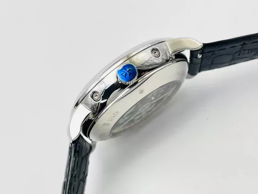 The highest version on the market, Vacheron Constantin Historical Masterpiece Series 3100V/000R_B422 Perpetual Calendar Multi-Function Watch!1⃣️Equipped with the same movement as the original, the balance wheel is exactly the same as the original, and all functions can be used normally.2⃣️Improved the curvature of the four corners of the case, the dial color curvature is more consistent, the 12 scales are polished more delicately, and the overall look is closer to the counter!3⃣️Paired with Italian cowhide to make the wrist more comfortable!TWS Factory boutique replica, please appreciate your appreciation