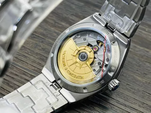 Vacheron Constantin's new Overseas automatic watch for women!1⃣️The new watch has a diameter of 35 mm, which is the same size as the original!2⃣️Equipped with the 9015 modified 1088/1 automatic winding movement, it highlights the slim and light sports style, like a delicate bracelet lingering around the wrist.3⃣️The watch is equipped with an integrated bracelet, which is composed of thin Maltese cross-shaped links, fitting the wrist like a second layer of skin.4⃣️Through the transparent case back, you can appreciate the rich decorative details that have been carefully carved.5⃣️Through the transparent case back, you can appreciate the rich decorative details that have been carefully carved. The bridge on one side of the case back is decorated with exquisite Geneva ripples. The iconic gold rotor of this series is decorated with a wind rose compass pattern, which symbolizes the spirit of never-ending travel and exploration with its graceful and endless dance.VC Factory's masterpiece is welcome to all goddesses! You deserve it!
