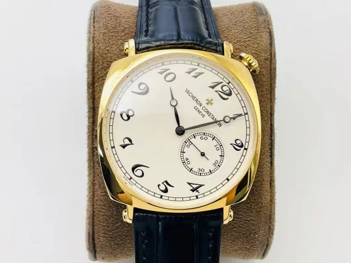 MKF Factory Vacheron Constantin Historical Masterpiece Series American 1921 Watch Series!1⃣️Equipped with a customized version of Danton 2824 two-and-a-half-hand movement, it has strong stability!2⃣️The 40MM diameter, unique commemorative pillow-shaped case is based on the early cushion-shaped case design, integrating the current noble materials, craftsmanship and aesthetic concepts to reshape the classics!3⃣️The crown is offset from the center and located in the upper right corner of the case, making it more comfortable to wear. At the same time, this design also comes from the early cushion-shaped watch!4⃣️The dial scale is arranged diagonally with the case as a reference, which is very distinctive; the polished pink gold Maltese cross at 12 o'clock on the dial makes the dial more prominent!5⃣️Black oxidized hour and minute hands, bar-shaped black oxidized small second hand, elegant and unique!6⃣️The back of the watch is made of a transparent sapphire crystal case back, which is locked with screws, so that the exquisite polishing of Vacheron Constantin's top movement can be seen at a glance.7⃣️The watch is paired with a hand-stitched square calfskin strap with a polished half Maltese cross design pin buckle!MKF Factory's masterpiece is welcome to appreciate it!
