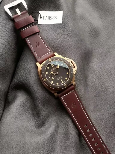 Panerai is a pit that can only be filled gradually with money, and it may not be filled no matter what. For example, when you spend a lot of time and effort to choose Radiomir, classic, right? The next day when you put it on your hand, you suddenly feel that it is not good, or Luminor is more good, and the second Panerai is on the agenda. Then you find that the dial is not simple enough, and two needles are more classic. Okay, the third one is already waving at you, and then you think the double M is more beautiful. After the sandwich, you still need a plaster surface and Paris nails. 42 always feels not good enough, or 47 is better… Is your wallet not thick enough? That's right. Panerai has such magic that makes you unable to stop. So the big guys say that Panerai has no end and it is not too late to turn back. Spend a little money to do big things. Buy a basic model, which has everything, but in the end it is just like this. The reason for choosing 968 is not because of the legend of the first three generations of bronze watches. To be honest, this generation of bronze watches has a tendency to decline, not to mention that the smaller 1074 of 671 is ready to be launched. However, as the watch friends accurately commented, it is the last signboard of Panerai after all, and it is also the only Panerai that needs to be stocked in the counter. It always has its unique charm. You will definitely do anything for this charm. VS Zhenpin: Panerai SUBMERSIBLE PAM00968 watch (calfskin-bronze/brown ceramic counterclockwise rotating bezel with graduation mark-brown dial, P.9010 customized fully automatic, 47mm),