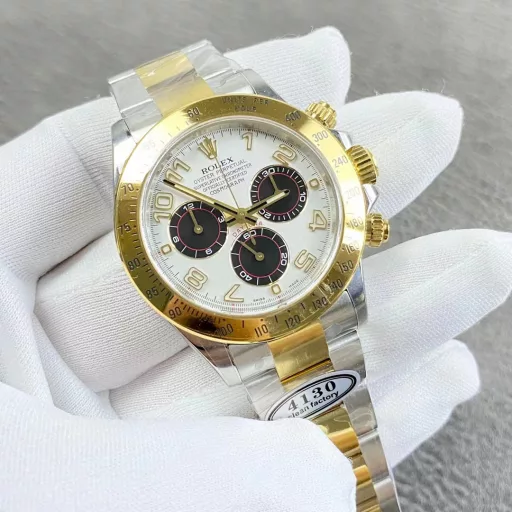 Rolex Daytona 116523 The most beautiful gold panda Daytona, equipped with Dandong 4130 movement, sapphire glass mirror, enamel black dial with 0 color difference, all digital scales are processed by CNC. The strap part also uses 3-section splicing parts, and all parts are electroplated.The font thickness of the bezel part, and most importantly, the black oil filling is the same as the original, with a matte texture. C factory