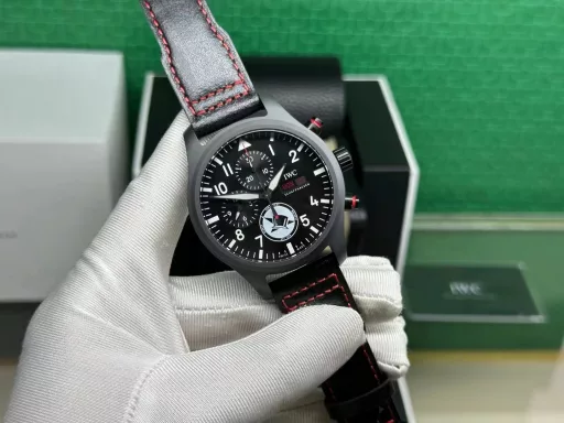 TW fully upgrades IWC's latest ceramic watchIWC pilot chronograph watch is coming, with more delicate details and coordinationIngenuity, meticulously crafted V2 board[Case] ​​The watch size is 44.5mmX15.7mm. The case is made of high-tech ceramics, consistent with the original! And it is frosted and matte! The structure follows the original version - the bezel and the middle case are formed in one piece. Anti-wear, scratch, corrosion resistant[Movement] It uses the powerful and stable Dandong 7750 movement. Hours, minutes, seconds, dual-period display and chronograph function