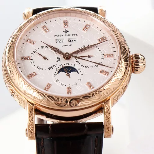 [Iron strokes and silver hooks, vigorous and powerful] High-value new products, simple. Retro. Exquisite craftsmanship!The best collection of the year - Patek Philippe Classic Super Complex Multifunctional Perpetual Calendar Function Watch. The team spent more than two years to carefully design, regardless of cost, dare to be the first, strive for perfection, overcome many difficulties, break through multiple technical bottlenecks, the movement model is CH 29-535 upgraded version, stable quality! [Strap] Classic Italian calfskin strap, clear texture, good texture. Paired with the top Patek Philippe lantern buckle on the market, universal original without pressure.The elegant Calatrava carved case is very individual, and the 42mm diameter is suitable for the size of the average male wrist, consistent with the counter, very business and casual.
