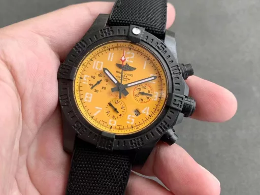 Breitling original one-to-one carbon fiber texture, the ultimate new work. The Breitling Avenger Hurricane series 45mm chronograph was purchased two years ago and disassembled for inspection. After many efforts by the watchmaker, it was finally cracked. It is made of Breitlight® material. Breitlight® is a thermoplastic resin with excellent high temperature resistance. It is a composite of polycarbonate and carbon fiber. The material is 3.3 times lighter than titanium and 5.8 times lighter than stainless steel, but it is stronger and can't be broken! It also has many advantages: scratches, polishing, corrosion resistance, anti-magnetic, anti-allergic, and has a warmer touch than metal, and presents the mottled visual effect of carbon fiber. (The raw materials are purchased in Switzerland, which is hard-won. Don't miss it if you like it) The real thing looks better