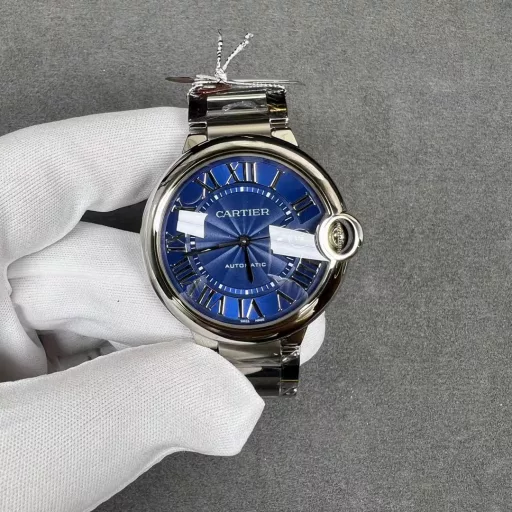 3K Cartier Blue Balloon 🇫🇷 CARTIER BallonBleuOriginal mold, top-level replica, counter synchronized three-code anti-counterfeitingType: Top luxury men's automatic mechanical watchMirror: fish-eye imported sapphire crystalHand: hours, minutes, secondsSurface: guilloche silver-white fontCase: 316 stainless steel with double-circle diamondsStrap: 316 stainless steelSize: 42.1mm×13mmMovement: fully automatic mechanical 2824(All counter styles are complete_Details can be comparable to the original)