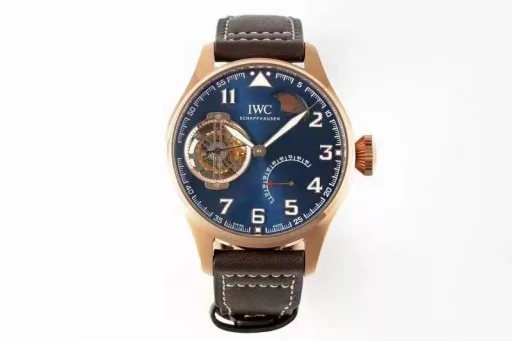 JB new product, the latest masterpiece IWC Little Prince Pilot Series IW590302 watch, constant-power tourbillon!!!1⃣️ Exclusively developed 94850 movement, power reserve up to 80 hours, restore the three functions of the original:(1): Constant-power tourbillon device.(2): Moon phase display at 1 o'clock.(3): Power reserve display.2⃣️ Case: Designed according to the original one-to-one depiction. Restore the original three-piece set: Whether it is the front and back of the case, the side of the case and the arc brushed polishing process are perfectly synchronized with the original. The diameter is 46mm and the thickness is 13.5mm.3⃣️ Mirror: Sapphire arched mirror.4⃣️ Hands: BBR factory spared no expense, from design to mold opening, style, and inspection many times to achieve a three-dimensional hand that is consistent with the original.5⃣️Strap: Made of Italian black cowhide crocodile pattern strap, hand-stitched, with details in place, paired with IWC original folding clasp, the buckle surface has clear fonts, and restores authentic details.