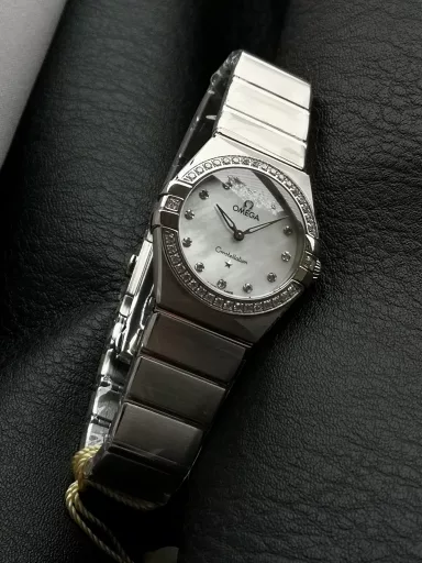 AS Omega fifth generation Constellation series 28mm Swiss quartz watch.The whole watch has been finely polished. The fit between the case and the claws, the Roman scale on the bezel and the restoration of the observatory on the bottom cover are comparable to the original.The dial uses mother-of-pearl material and unique etching technology to create the dial texture pattern, and the new Taiwan stone holder makes the lettering more delicate.The chamfers on both sides of the case and bracelet are hand-polished and polished by watchmakers to make the watch more refined! The style is gentle and moving, and the workmanship is exquisite. The most beautiful constellation, the first choice for ladies!