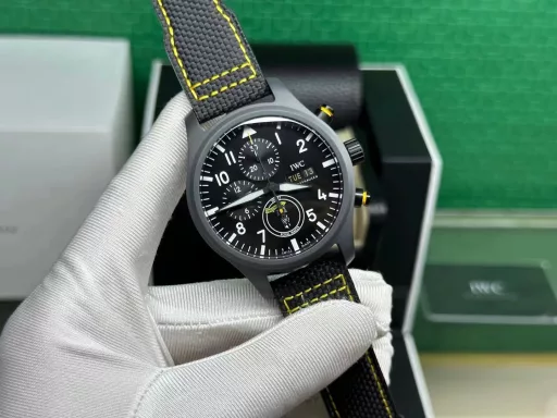 TW fully upgrades IWC's latest ceramic watchIWC pilot chronograph watch is coming, with more delicate details and coordinationIngenuity, meticulously crafted V2 board[Case] ​​The watch size is 44.5mmX15.7mm. The case is made of high-tech ceramics, consistent with the original! And it is frosted and matte! The structure follows the original version - the bezel and the middle case are formed in one piece. Anti-wear, scratch, corrosion resistant[Movement] It uses the powerful and stable Dandong 7750 movement. Hours, minutes, seconds, dual-period display and chronograph function