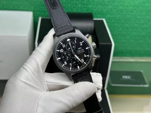 TW fully upgrades IWC's latest ceramic watchIWC pilot chronograph watch is coming, with more delicate details and coordinationIngenuity, meticulously crafted V2 board[Case] ​​The watch size is 44.5mmX15.7mm. The case is made of high-tech ceramics, consistent with the original! And it is frosted and matte! The structure follows the original version - the bezel and the middle case are formed in one piece. Anti-wear, scratch, corrosion resistant[Movement] It uses the powerful and stable Dandong 7750 movement. Hours, minutes, seconds, dual-period display and chronograph function