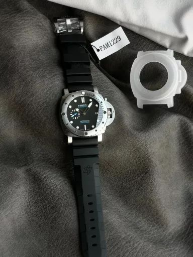 VS limited edition recommendation: Panerai Submersible series PAM01229 watch, stainless steel case with black rubber strap, frosted stainless steel unidirectional rotating bezel with scale markings, black dial, luminous numbers and hour markers, equipped with P.900 automatic mechanical movement, size: 44 mm.