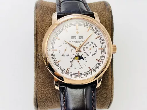 The highest version on the market, Vacheron Constantin Historical Masterpiece Series 3100V/000R_B422 Perpetual Calendar Multi-Function Watch!1⃣️Equipped with the same movement as the original, the balance wheel is exactly the same as the original, and all functions can be used normally.2⃣️Improved the curvature of the four corners of the case, the dial color curvature is more consistent, the 12 scales are polished more delicately, and the overall look is closer to the counter!3⃣️Paired with Italian cowhide to make the wrist more comfortable!TWS Factory boutique replica, please appreciate your appreciation
