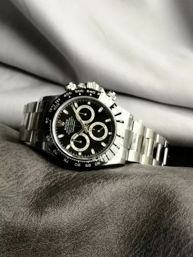 VS limited edition hot recommendation: Rolex Cosmograph Daytona series m116500ln-0001 watch (Panda Daytona), stainless steel case and bracelet, folding clasp; Oyster insurance discount with 5mm easy-adjust link extension system, outer ring black Cerachrom solid ceramic outer ring with tachymeter scale, white panda dial with snail-shaped small seconds dial, equipped with CAL.4130 automatic mechanical chronograph, size: 40 mm.