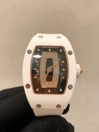 BBA Richard Miller RM0071⃣️Case: Uses the same ZTA white/black ceramic case as the original.2⃣️Movement: Exclusively customized movement to restore the original3⃣️Watch diameter: 1:1 restore the original 45.66x31.40mm, thickness is 11.85MM4⃣️Watch mirror material: Sapphire crystal mirror double anti-glare effect.5⃣️Watch strap material: Imported fluororubber watch strap, corrosion-resistant, comfortable and durable6⃣️Watch buckle: The latest titanium metal material7⃣️Diamond setting process: Breaking the traditional machine setting process, pure hand-made setting 8⃣️Electroplating process: PVD electroplating platinum