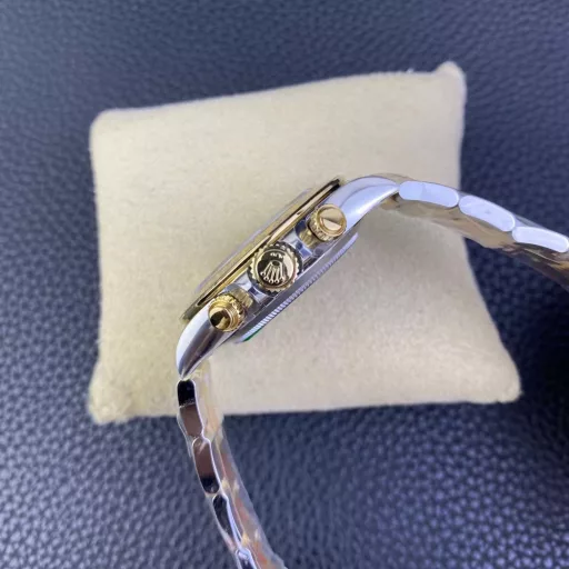 Clean/C factory 116508 full gold ivory face Daytona 1. This time we launched the full gold DaytonaEnamel black face dial with 0 color difference, diamonds use flat moissanite, the fire effect is no less than real diamonds, not inferior zircon.The dial part also uses 3-section splicing particles, all parts are electroplated.The font thickness of the bezel part, and most importantly, the black oil filling is the same as the original, with a matte texture. This is also the only one that has done it, and the detailed pictures will be posted later for comparison. For more details, you can look at the true and false comparison pictures carefully