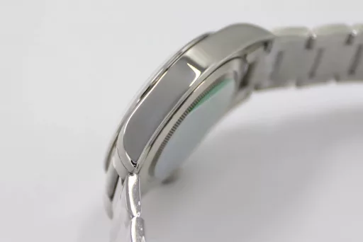 LF Tudor Biwan 79540 Series 41 Watch Update v2① The whole watch is genuine mold casting, and the parts are 100% interchangeable.② The standard size of the watch is 41mm, which is suitable for the wrist size of the general male.③ The upgraded version strengthens the overall polishing of the case and adopts a new customized Cal.2824 movement, which synchronizes the original version without calendar idle gear.A belt and folding buckle can be given with the order, which is both formal and casual, low-key but not mediocre, steady but not agile.