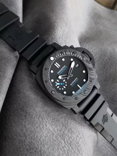 VS Limited Edition Recommendation (New): Panerai Submersible Series PAM02231 watch, carbon fiber watch with black natural rubber strap, Carbotech™ counterclockwise rotating bezel with scale, sapphire crystal glass with luminous hour markers and dots. Date is 3 O'Clock, small seconds is 9 O'Clock, equipped with P.900 automatic mechanical movement, size: 42 mm.