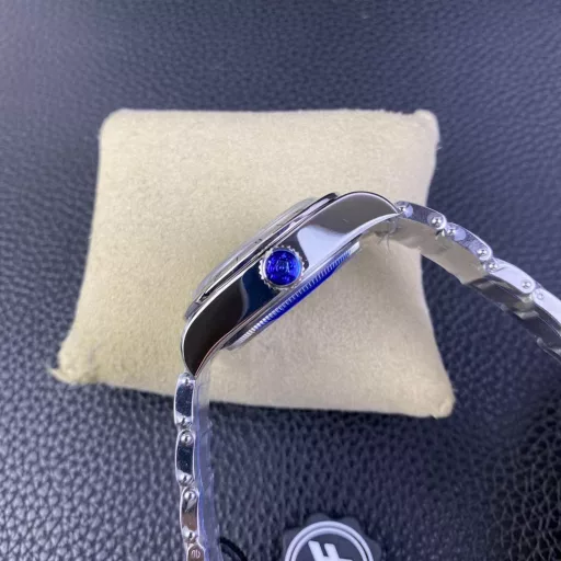 The 39MM is an extremely comfortable size. The stainless steel case is processed by two processes, brushed on the front and polished on the side, which is also the usual case processing method of Rolex. It is worth mentioning that Tudor has also redesigned the crown of this watch. It is flush with the middle case and hides the crown shaft, making it easier to grip and adjust the time.Tudor's unique dial design uses non-radiation Super-Luminova luminous paint to make a whole piece of scale nails. The lack of a metal frame makes it more concise and the luminous effect is brighter.In addition to the conventional display of local time, this watch is also equipped with a GMT function, which is indicated by a longer yellow snowflake hand and a 24-hour fixed scale outer ring. The instantaneous calendar at 3 o'clock is synchronized with the hour hand that can be adjusted independently, which is very practical in daily life.In addition, this watch is equipped with Tudor's 