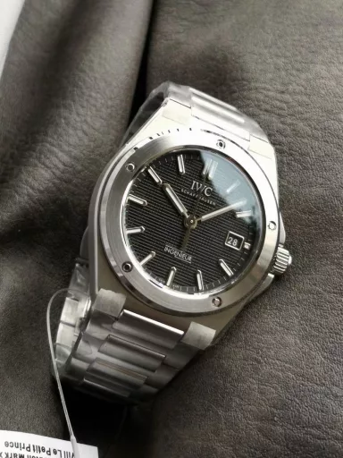 Seven-star recommendation: Ingenieur engineer watchIWC launched a new generation of Ingenieur engineer watch at Watches & Wonders Geneva in 2023, designed by Gérald Genta, returning to the classic Ref. 1832 designed by Gérald Genta in the 1970s.The 40mm case combines vertical brushing, circular brushing and mirror polishing, and the carefully reconstructed lines present a softer and smoother outline. The thickness is 10.7mm.The bezel is tightly fixed by 5 screws, and the lug details and H-shaped bracelet adopt a new design that is more ergonomic and can fit the wrist more comfortably.The most special thing about the new work is that the dial reproduces the 