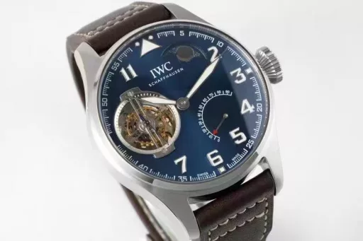 JB's new product, the latest masterpiece, IWC Little Prince Pilot Series IW590302 watch, constant-power tourbillon!!!1⃣️ Exclusively developed 94850 movement, with a power reserve of up to 80 hours, and three functions restored to the original:(1): Constant-power tourbillon device.(2): Moon phase display at 1 o'clock.(3): Power reserve display.2⃣️ Case: Designed according to the original one-to-one depiction. Restore the original three-piece set: Whether it is the front and back of the case, the side of the case and the arc-shaped brushed polishing process are perfectly synchronized with the original. The diameter is 46mm and the thickness is 13.5mm.3⃣️ Mirror: Sapphire arched mirror.4⃣️ Hands: BBR factory spared no expense, from design to mold opening, style, and inspection multiple times to achieve a three-dimensional hand that is consistent with the original.5⃣️Strap: Made of Italian black cowhide crocodile pattern strap, hand-stitched, with details in place, paired with IWC original folding clasp, the buckle surface has clear fonts, and restores authentic details.